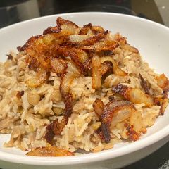 A picture of Mdardara - brown lentils and rice with fried onions.