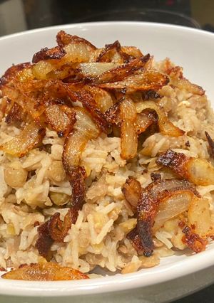 A picture of Mdardara - brown lentils and rice with fried onions.