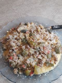 Una foto de Polenta con revuelto de verduras y carne cortada a cuchillo