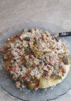 Una foto de Polenta con revuelto de verduras y carne cortada a cuchillo
