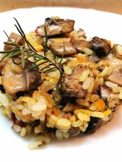 Una foto de Salteado de arroz con verduras y setas confitadas