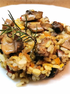 Una foto de Salteado de arroz con verduras y setas confitadas