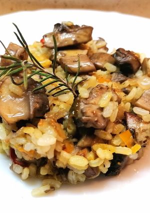 Foto principal de Salteado de arroz con verduras y setas confitadas
