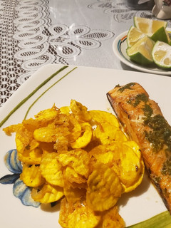 Una foto de Salmón con salsa de cítricos y finas hierbas
