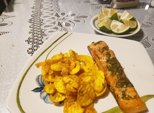 Una foto de Salmón con salsa de cítricos y finas hierbas