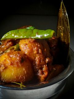 নিরামিষ আলুর দম(Niramis aloor dum recipe in Bengali) রেসিপির প্রধান ছবি