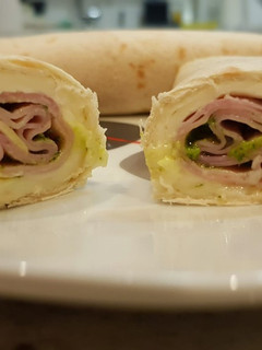 Una foto de Wrap de pesto, jamón y queso