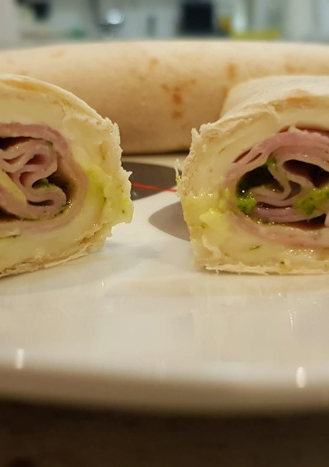 Una foto de Wrap de pesto, jamón y queso