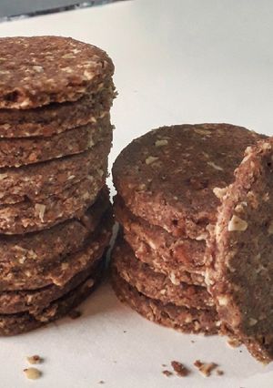 A picture of Nachni (Raagi) Oatmeal and Nut biscuits.