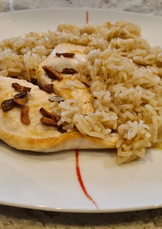 Una foto de Arroz blanco al ajo y laurel