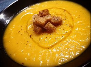 Foto di Vellutata di zucca e porri con crostini di pane integrale