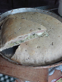Una foto de Tarta de brócoli con masa casera con semillas😋❤