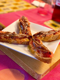 Una foto de Canapés de tomate natural con anchoas🍅