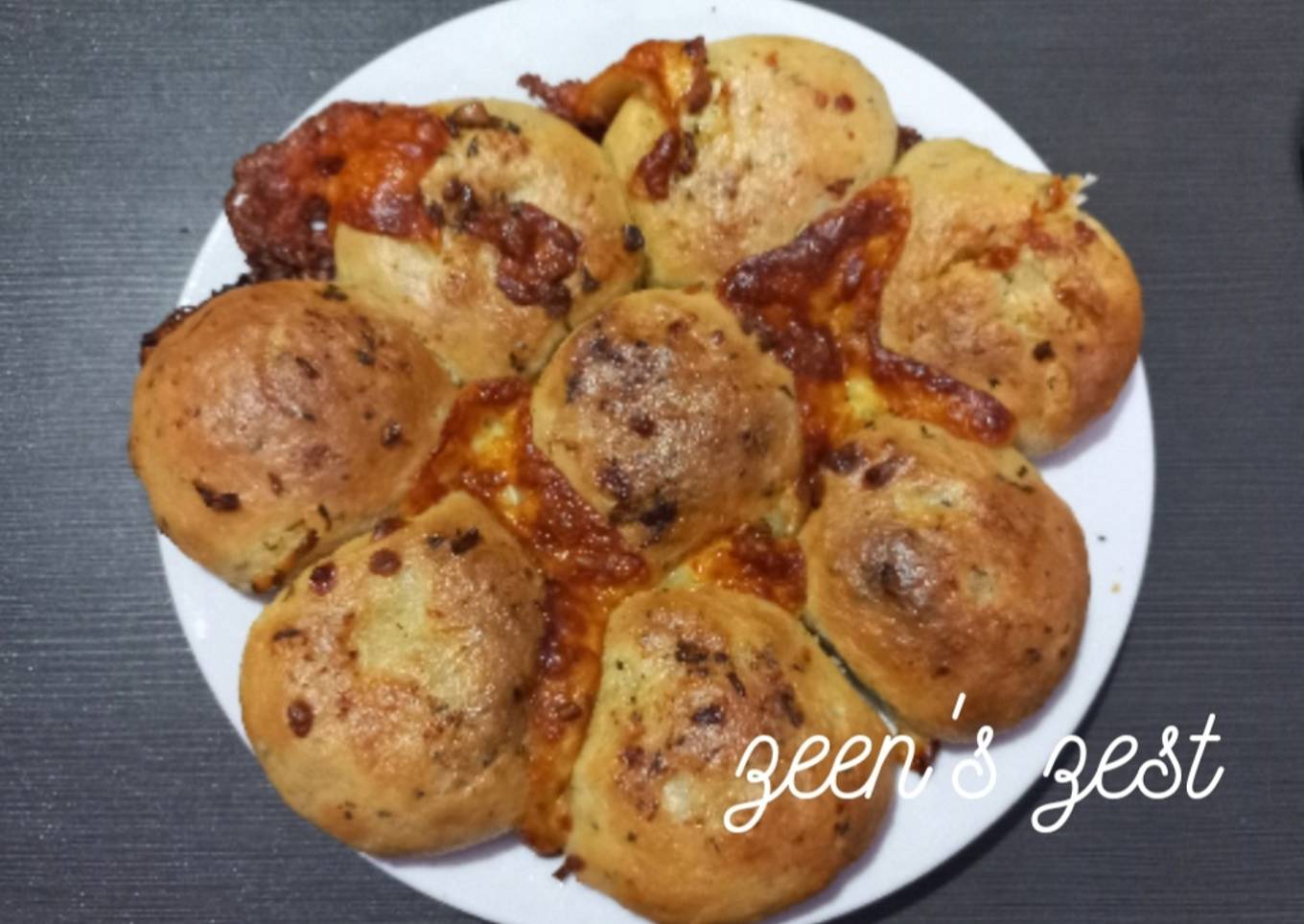 Garlic Cheesy Dinner Rolls