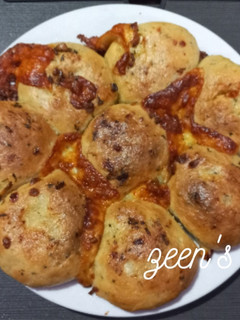 A picture of Garlic Cheesy Dinner Rolls.