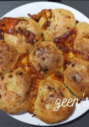 A picture of Garlic Cheesy Dinner Rolls.