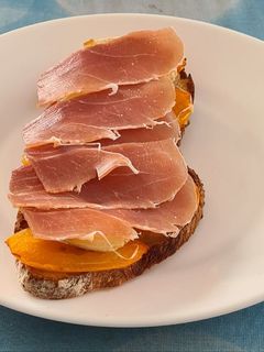 Une photo de Bruschetta au jambon cru
