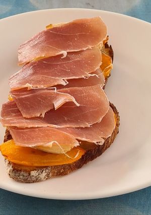 Une photo de Bruschetta au jambon cru
