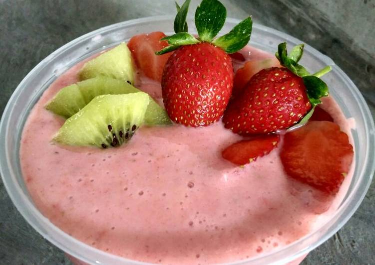 Resep Banana strawberry smoothies, Bisa Manjain Lidah