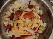 Una foto de ensalada de surimi con huevo duro