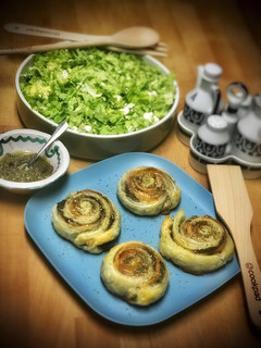 Una foto de Rosas hojaldradas de salmón marinado con tapenade casero & ensalada de mango y feta —Cena Cookpad—