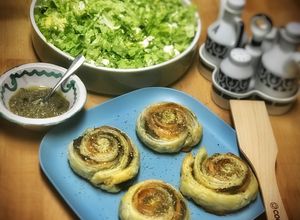 Foto principal de Rosas hojaldradas de salmón marinado con tapenade casero & ensalada de mango y feta —Cena Cookpad—