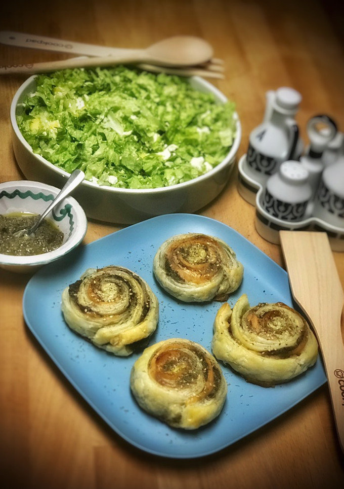 Una foto de Rosas hojaldradas de salmón marinado con tapenade casero & ensalada de mango y feta —Cena Cookpad—