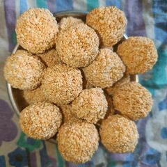 A picture of Murmura jaggery Ladoo.