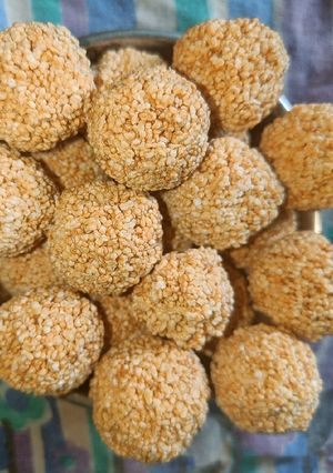 A picture of Murmura jaggery Ladoo.