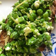 A picture of Smashed peas on toast.