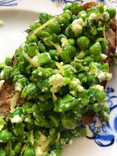 A picture of Smashed peas on toast.