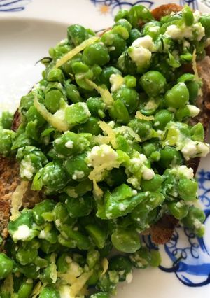A picture of Smashed peas on toast.