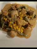 Pollo con rajas de poblano y elotes, en salsa de crema