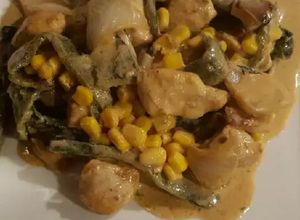 Una foto de Pollo con rajas de poblano y elotes, en salsa de crema
