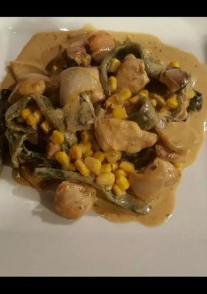 Una foto de Pollo con rajas de poblano y elotes, en salsa de crema