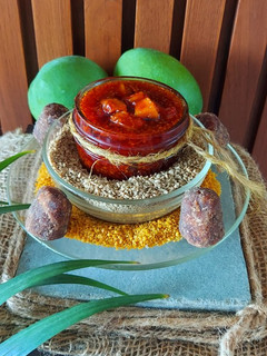 ગોળ કેરી નું અથાણું(gudd Keri nu athanu recipe in Gujrati) રેસીપી મુખ્ય ફોટો
