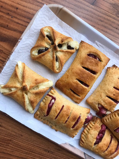 Gluténmentes meggyes-túrós táska recept fotója
