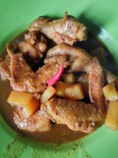 Foto resep Semur ayam kentang pedas ala uminya Ara