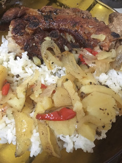 Una foto de Pechito de cerdo horneado con papas en salsa agridulce (con Coca Cola)
