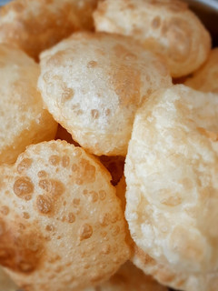 গরম গরম ফুলকো লুচি (garam garam fulko luchi recipe in Bengali) রেসিপির প্রধান ছবি