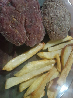 Una foto de Hamburguesas con papas "fritas" al horno