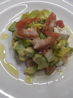 Una foto de Ensalada de langostinos y aguacate