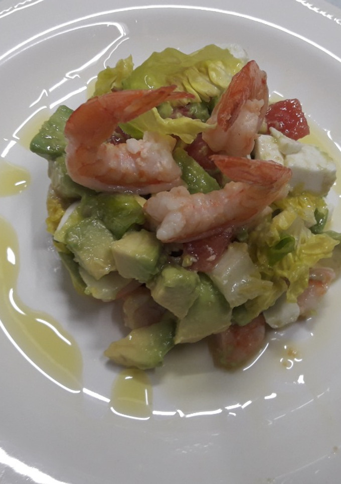 Una foto de Ensalada de langostinos y aguacate