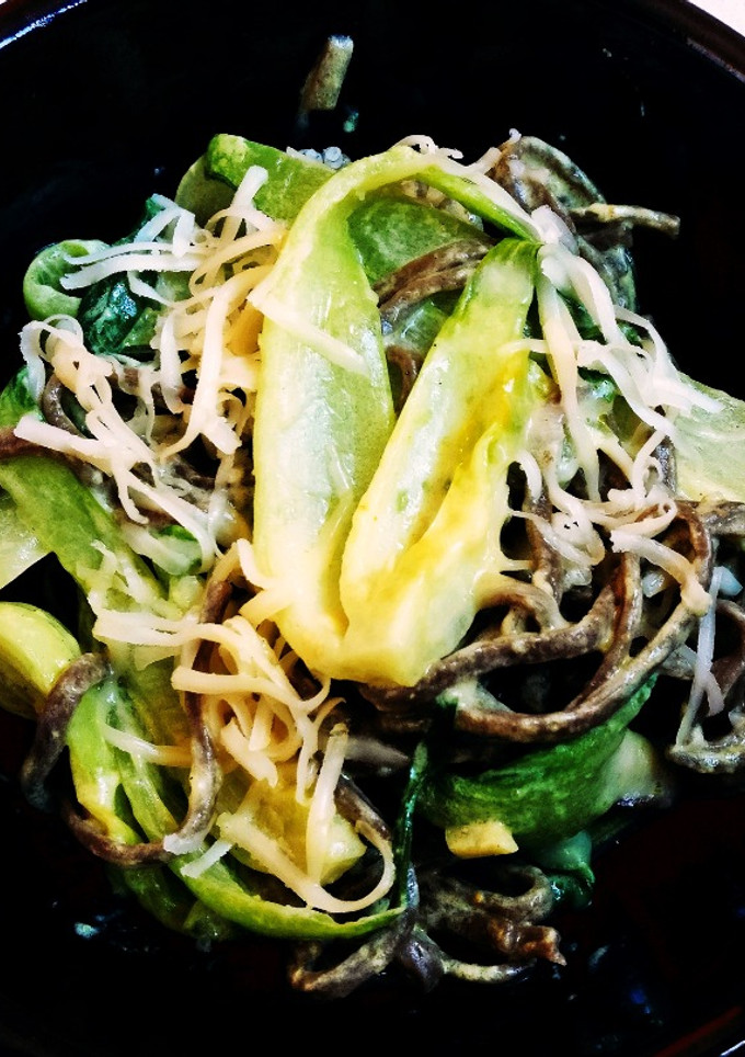 Currys bordás kel (pak choi) hajdina tésztával recept fotója