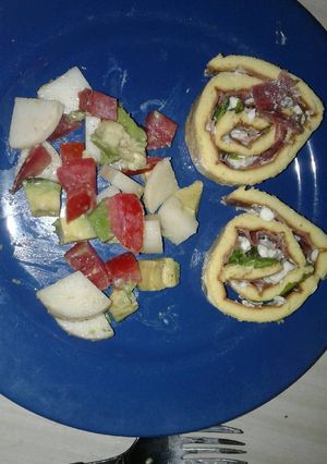 Una foto de Arrollado salado con ensalada fresca