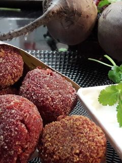Una foto de Falafel de remolacha y morcilla