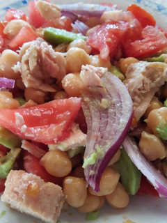Una foto de Ensalada de garbanzos con aguacate y atún