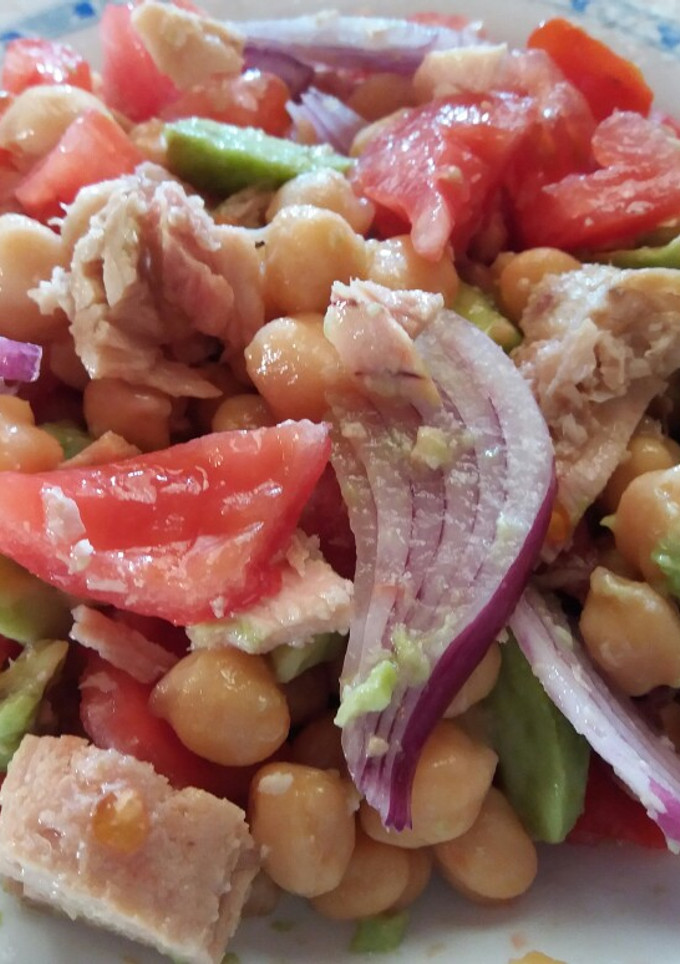 Una foto de Ensalada de garbanzos con aguacate y atún