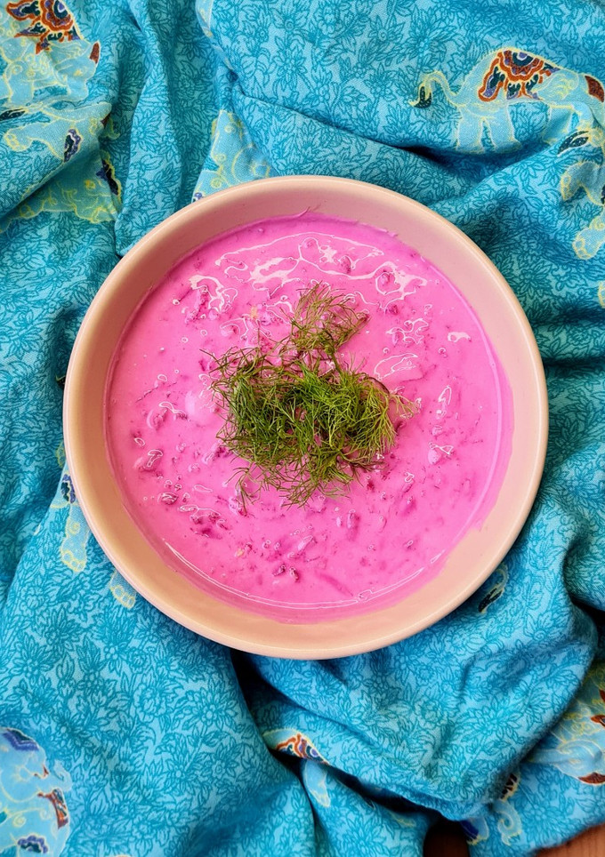 Una foto de Raita o rahita de yogur casero y remolacha 🇮🇳