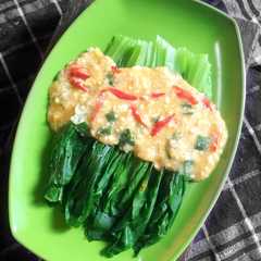 A picture of Pakcoy siram telur asin.